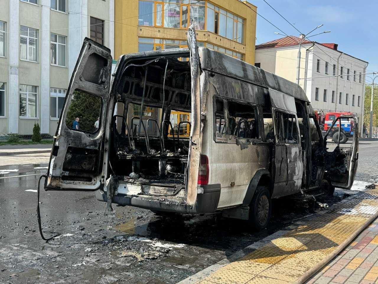 В Могилеве на площади Орджоникидзе сгорела маршрутка