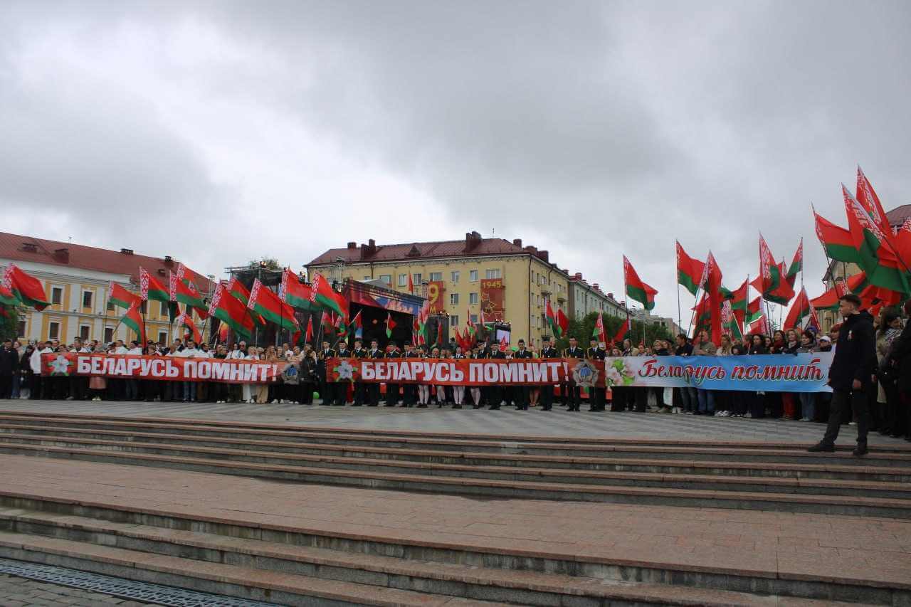 На площади Славы в Могилеве прошла акция «Народное возложение»