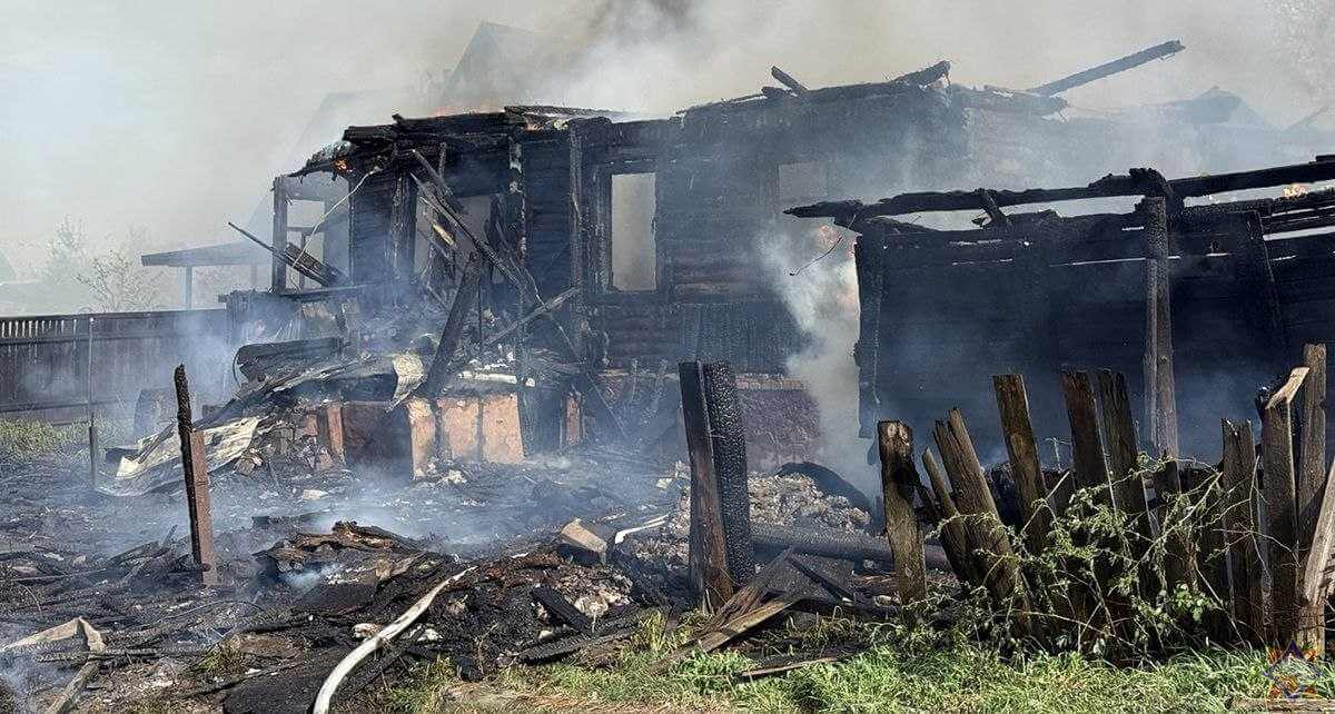 В Могилеве на улице Столярной загорелся сарай, после огонь перебросился на дом