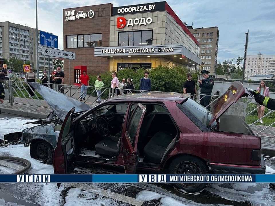 В Могилеве молодой водитель купил автомобиль, а спустя три часа он загорелся прямо посреди дороги