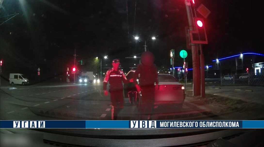В Могилеве вдребезги пьяный бесправник вез жену и ребенка
