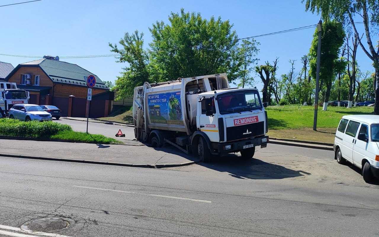 Асфальт не выдержал: в Могилеве мусоровоз пошел под землю