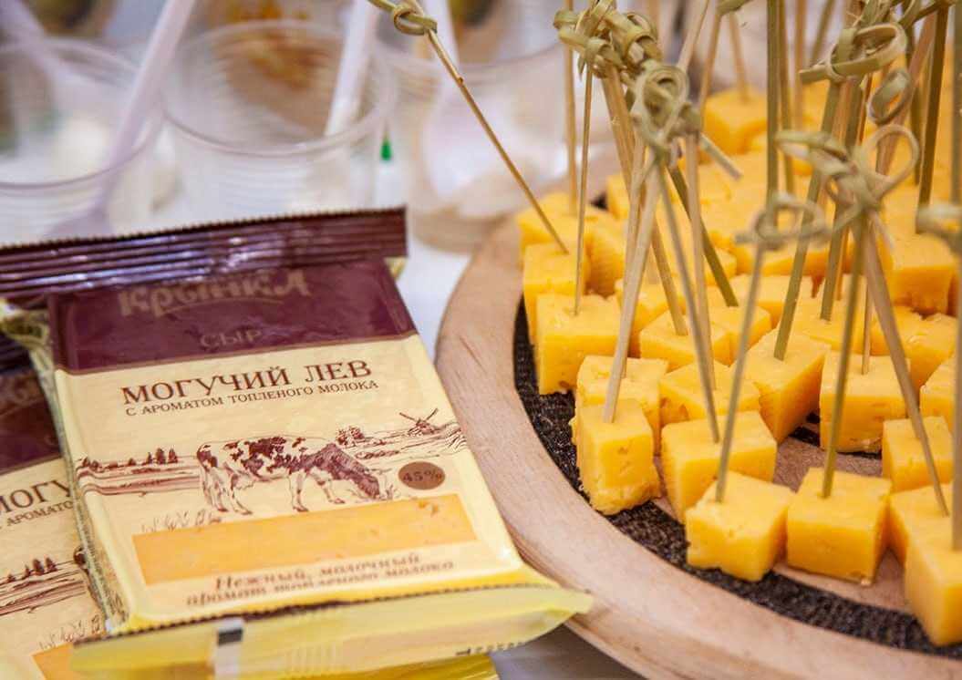 В "Евроопт" на Гагарина покупатели попробовали йогурты необычных вкусов от «Бабушкиной Крынки»