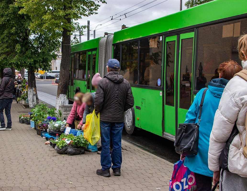 Стихийная торговля у Привокзального рынка Могилева вышла из-под контроля