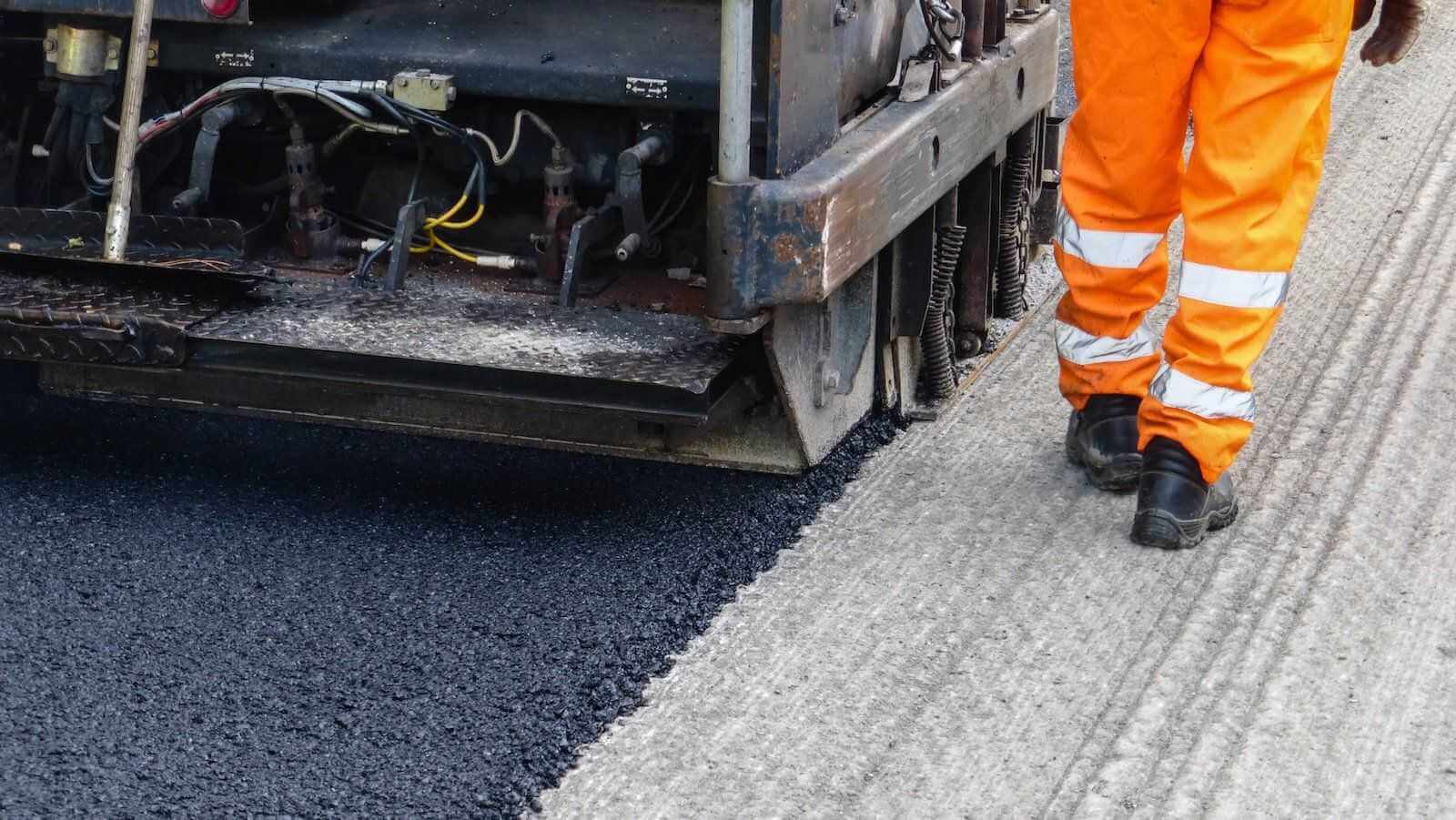 В Могилеве на улице Ямницкой работает техника — фрезеруют старый асфальт