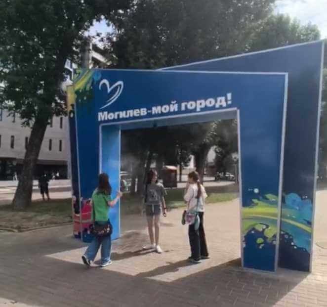 В Могилеве в Комсомольском сквере заработала водяная арка