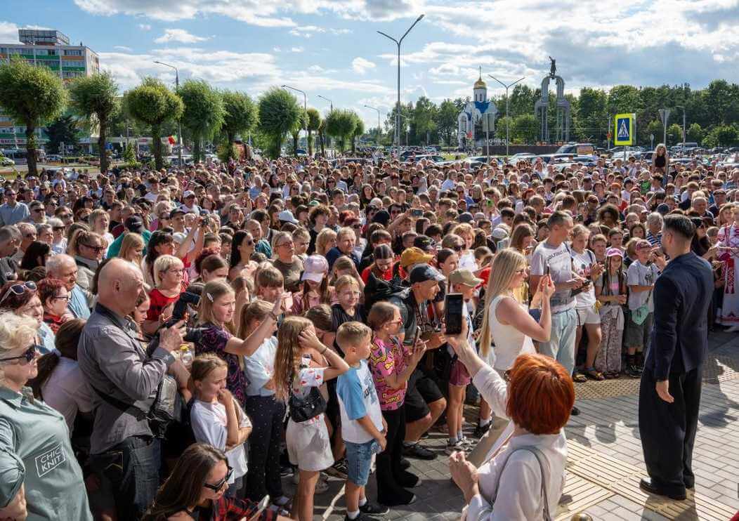 Огромная очередь в один ТЦ Могилевщины шокировала белорусов: многие даже заподозрили ИИ