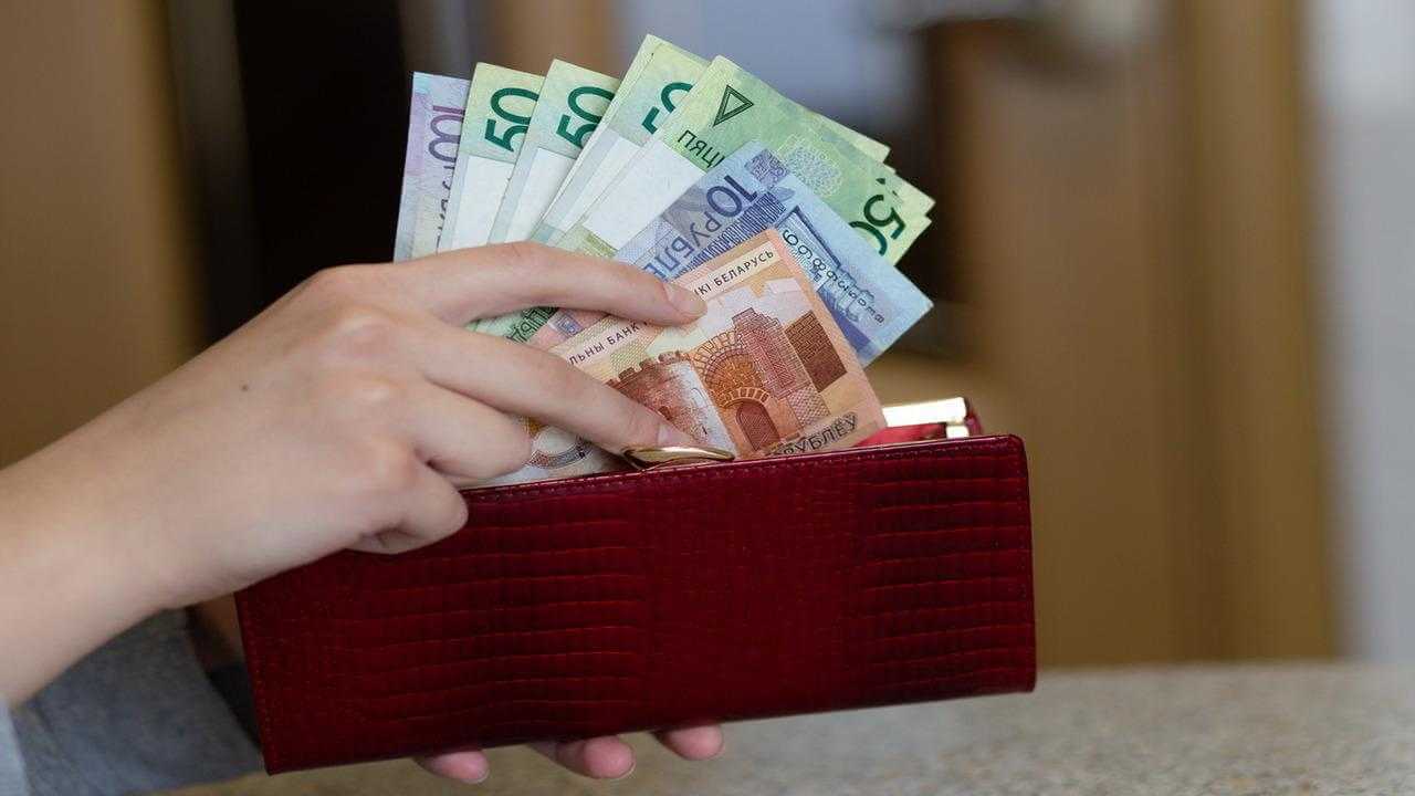 В Могилевской области директор птицефабрики «накидывала» фиктивную работу коллеге, чтобы распилить лишнюю зарплату
