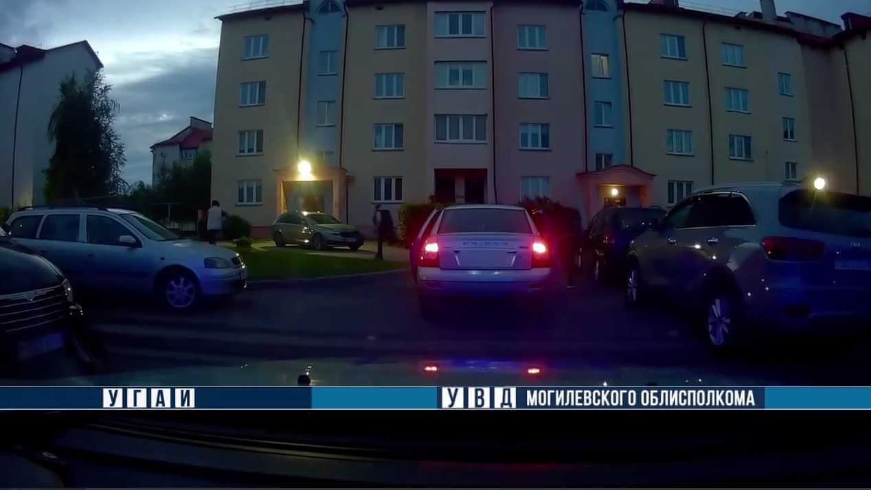 На Могилевщине 18-летний водитель-бесправник и пассажиры пытались убежать от ГАИ