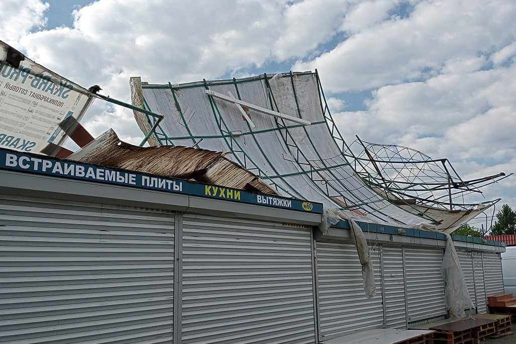В Могилеве ветер внес свои коррективы в пейзаж на Быховском рынке — унесло несколько крыш