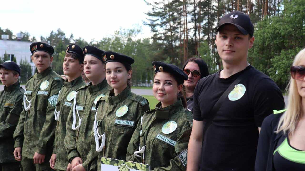 От соревнований до важных знаний: в Могилеве милиционеры провели туристический слет для школьников