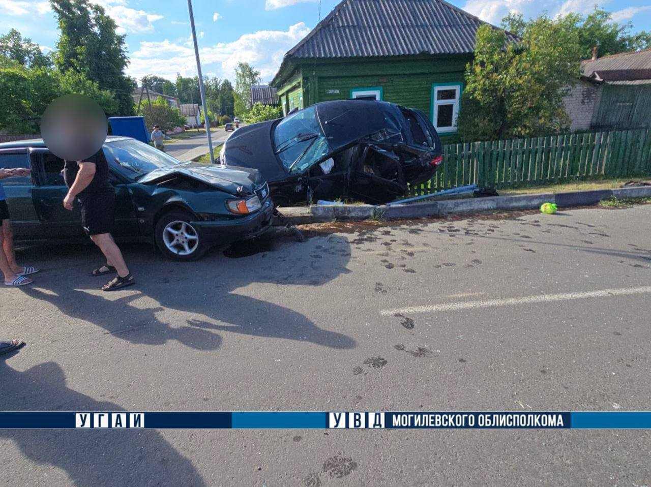 На Могилевщине легковушка не уступила дорогу и оказалась на заборе — пострадала пассажирка