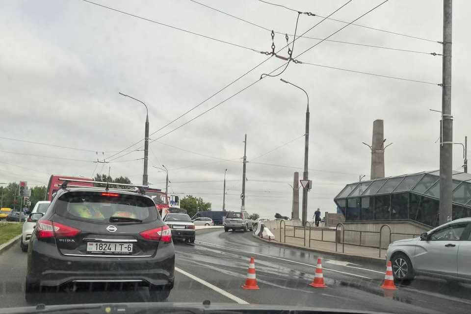 В Могилеве на улице Челюскинцев загорелся автомобиль и оставил огненный след на дороге