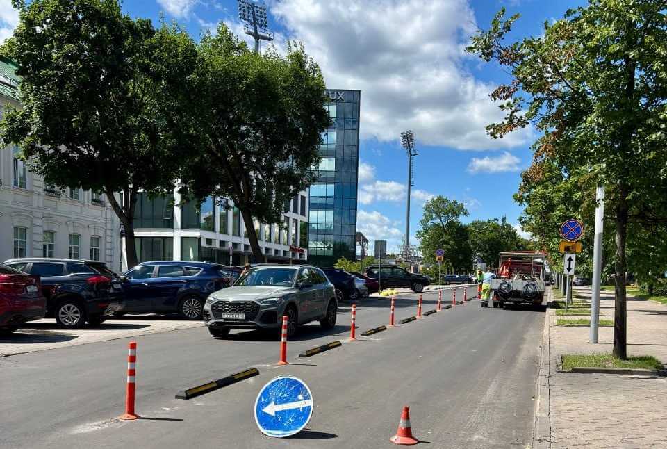 В Могилеве на Миронова устанавливают дорожные столбики