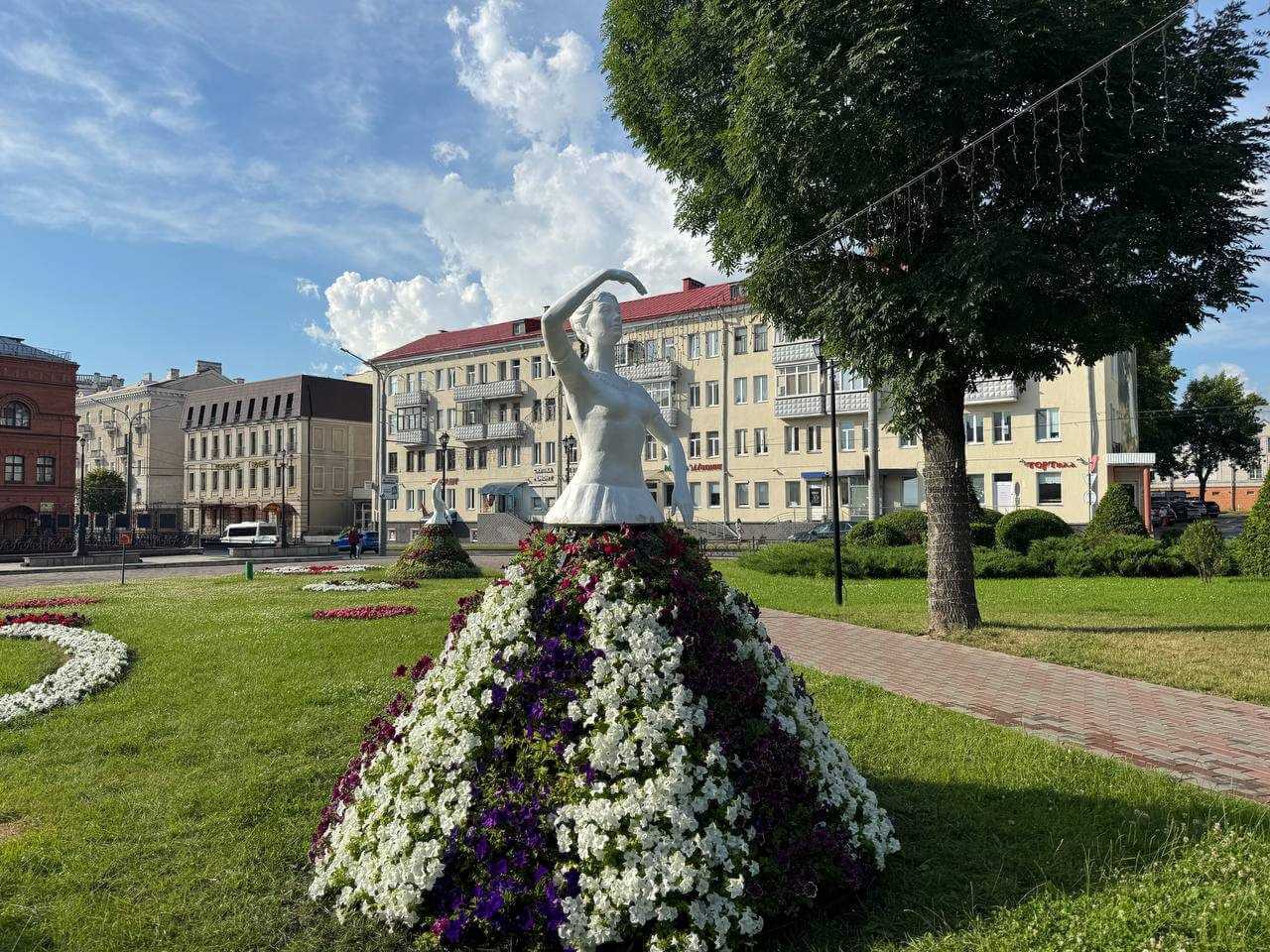 В Могилеве появилась статуя девушки в юбке из живых цветов