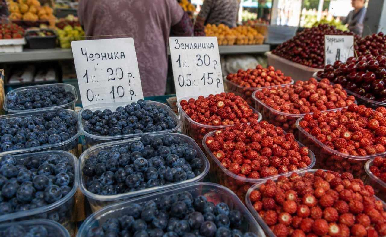 На Центральном рынке Могилева появилась первая лесная черника и земляника
