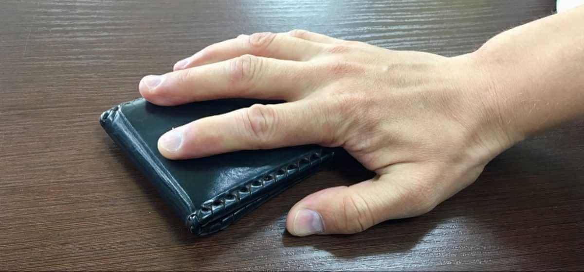 В Могилеве случайное знакомство на остановке закончилось пропажей портмоне