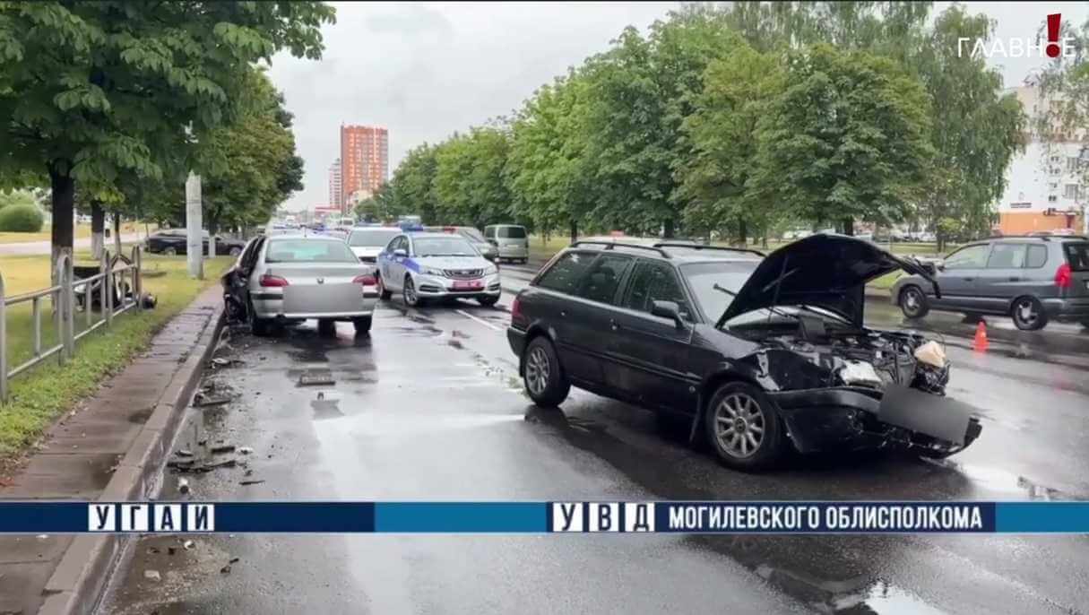 В Могилеве на улице Островского 74-летний водитель не уступил дорогу движущемуся по главной водителю Audi