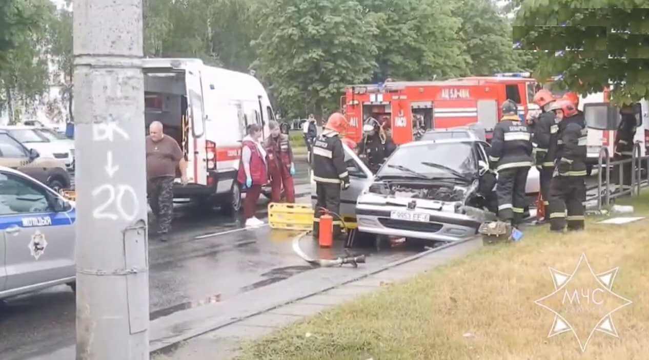 В Могилеве Сотрудники МЧС доставали зажатого водителя из машины после аварии