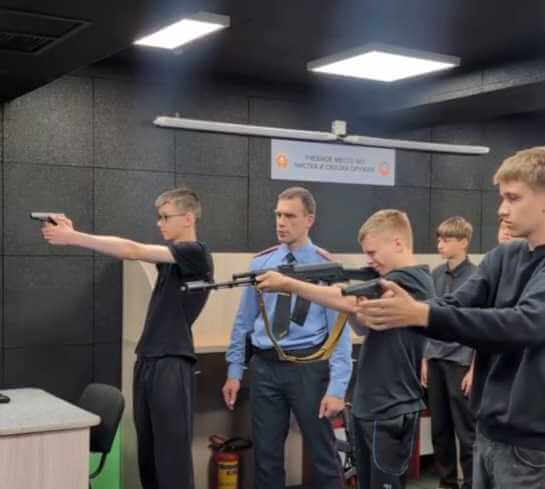 Могилеве школьники  примеряют милицейские погоны