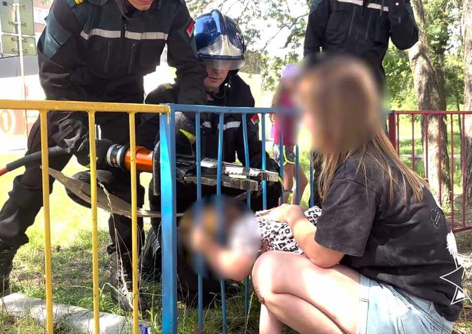 В Могилевской области двухлетняя малышка засунула голову между прутьями забора и не смогла выбраться
