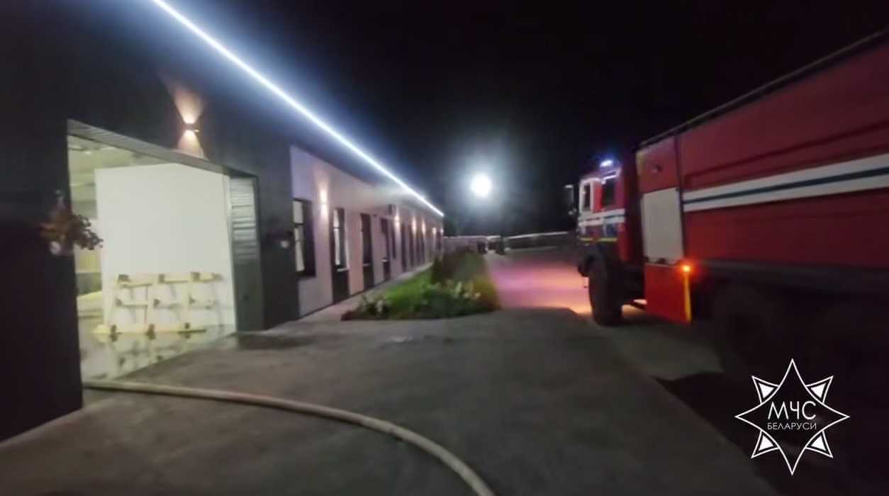 Ночной пожар в Могилеве: горел цех по производству утеплителя на Славгородском проезде