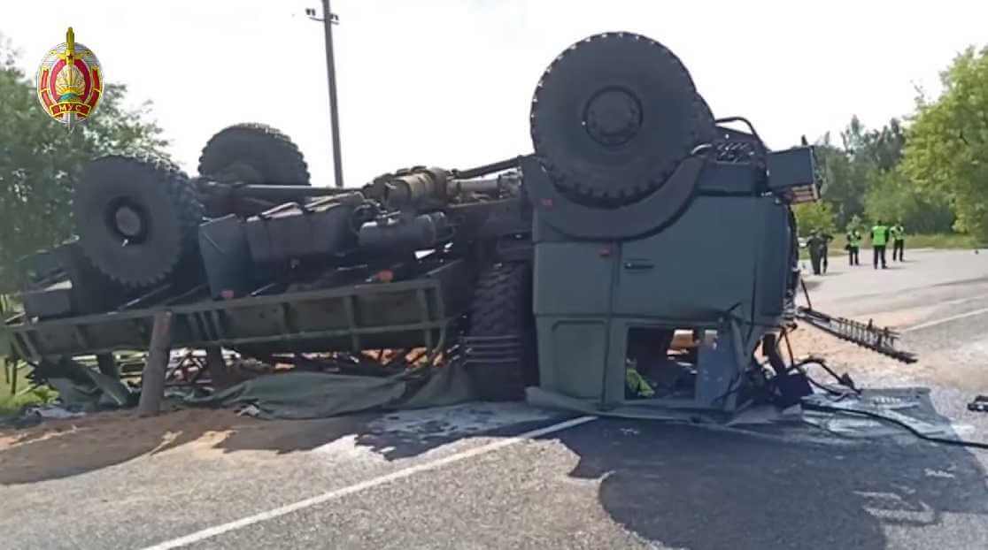 В Могилевской области перевернулся грузовик с военнослужащими: погибло 2 человека