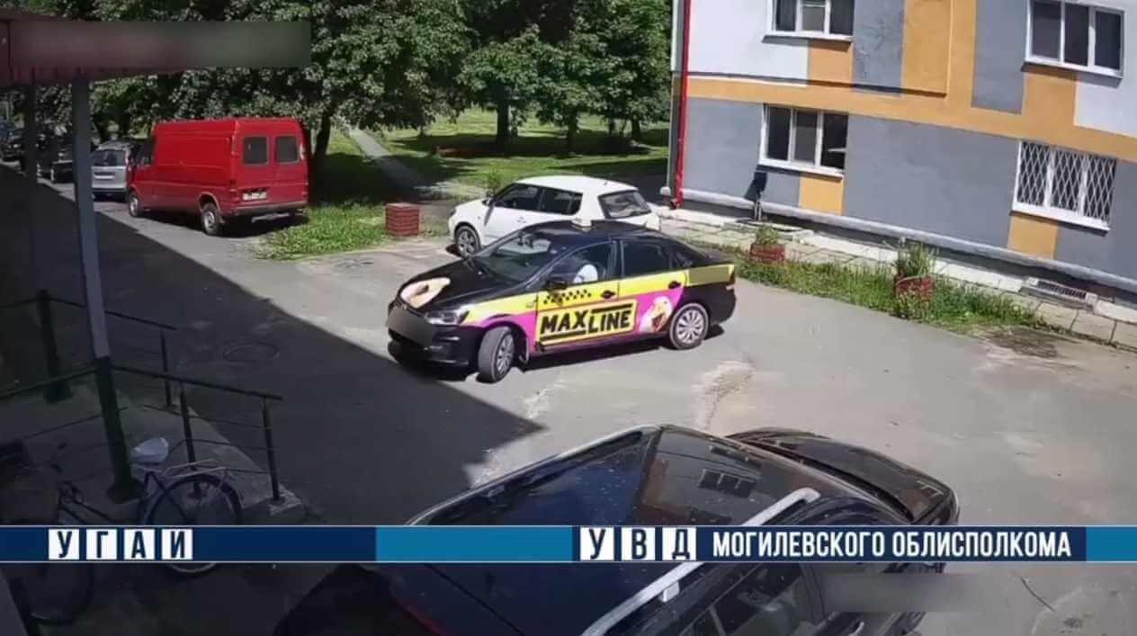 Могилевчанин повредил припаркованную машину и скрылся