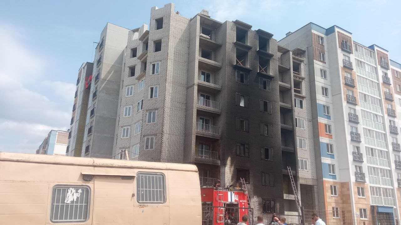 Спасатели ликвидировали пожар в строящемся доме в Могилеве