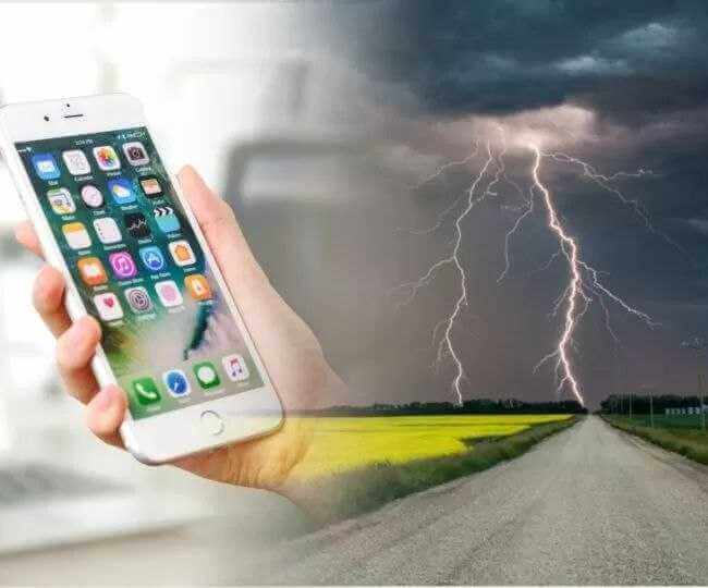 МЧС Могилева объяснили, может ли телефон притянуть молнию во время грозы?