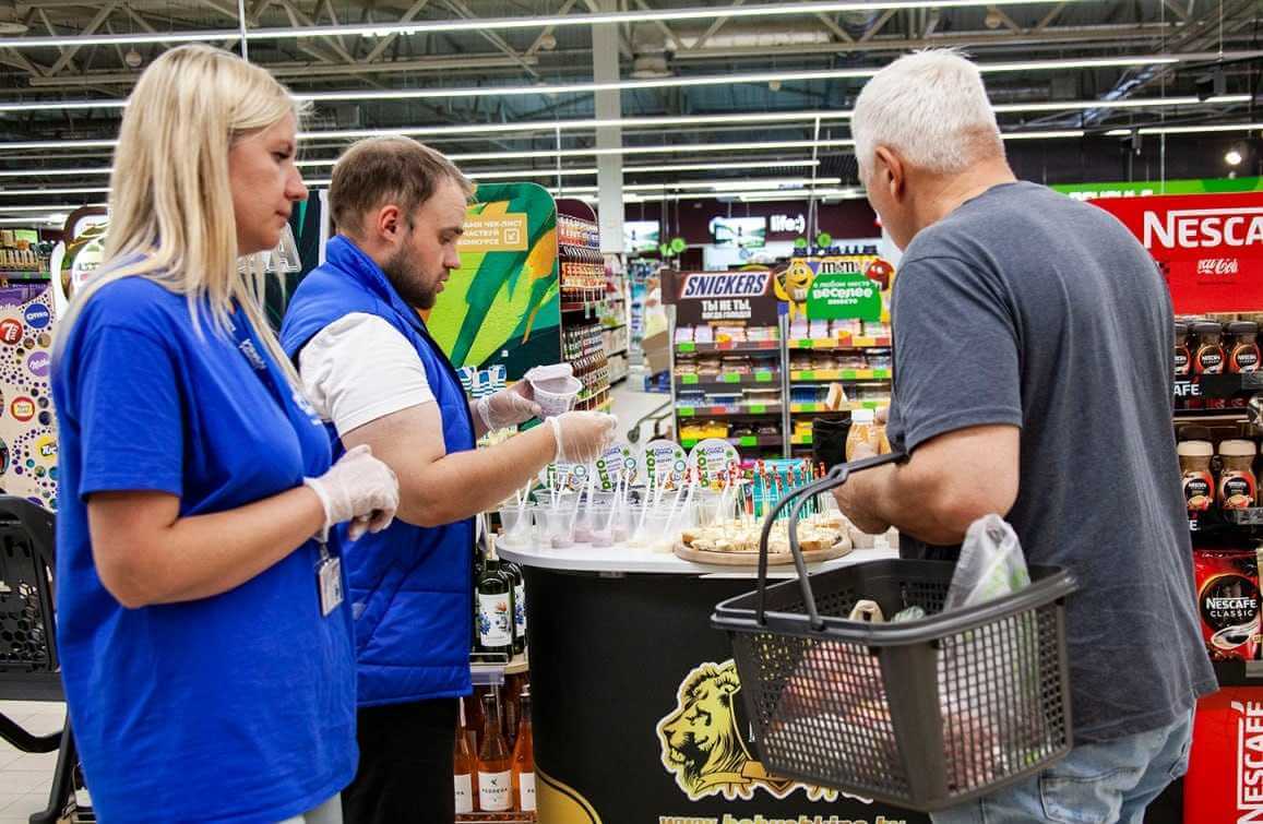 В Могилеве в «Евроопт» на Гагарина продегустировали новинки от «Бабушкиной крынки»
