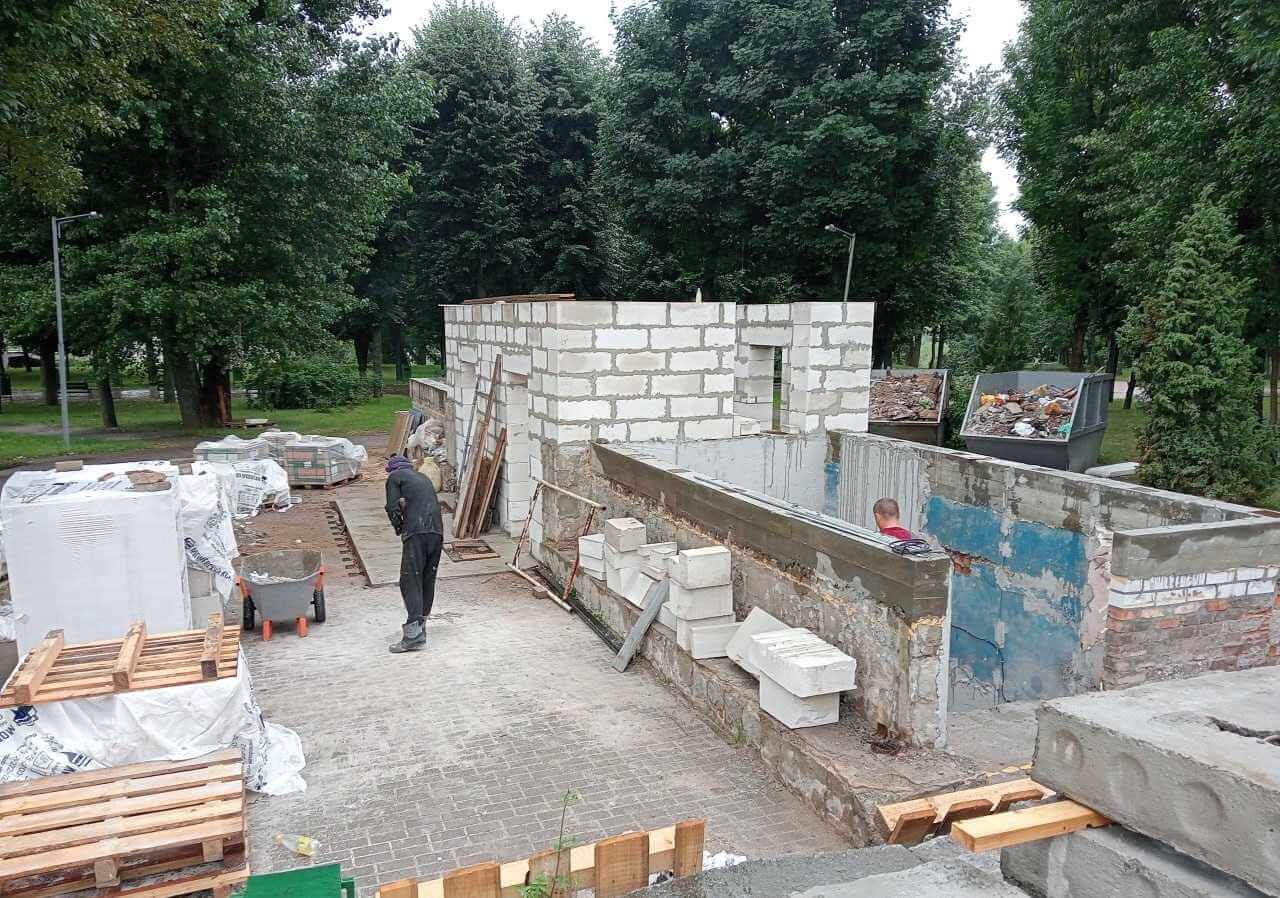В могилевском парке Горького строят новый туалет