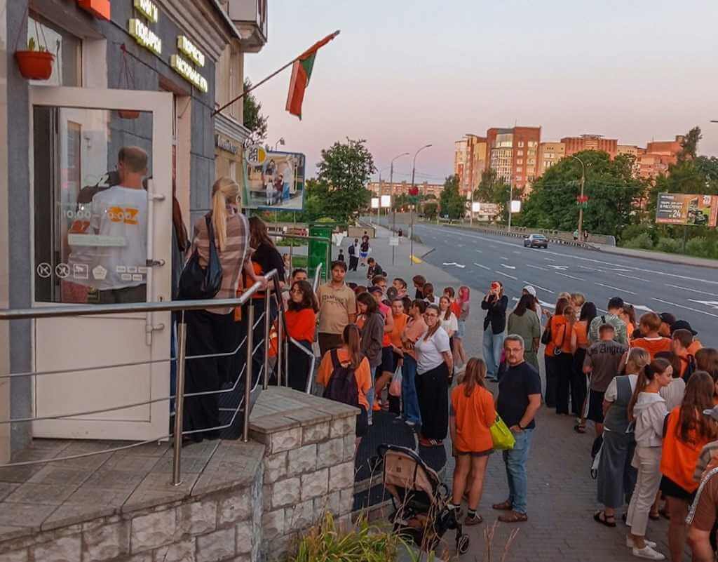 Вчера в Могилеве выстроилась огромная очередь в книжный магазин