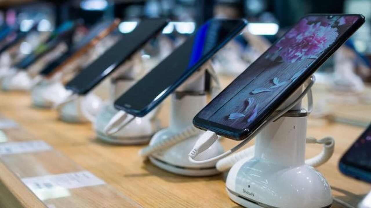 Могилевчанин украл телефон, ценой в 5 тысяч с витрины