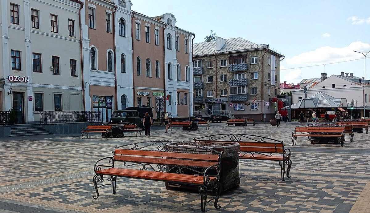 В Могилеве на Ленинской новая площадь обзавелась уютными скамейками