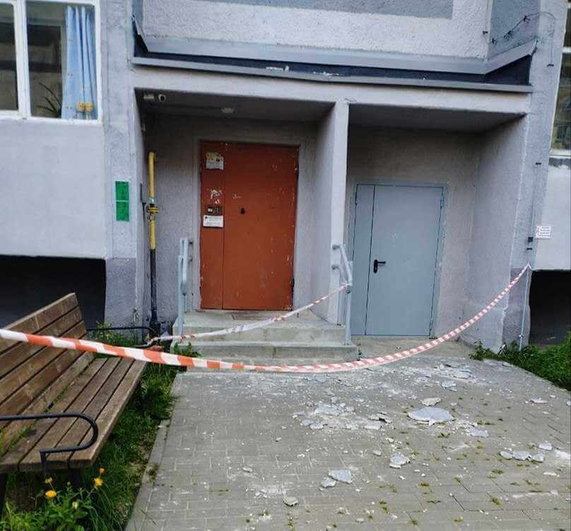 В Могилеве с многоэтажки после капремонта начала осыпаться штукатурка — его сделали в прошлом году