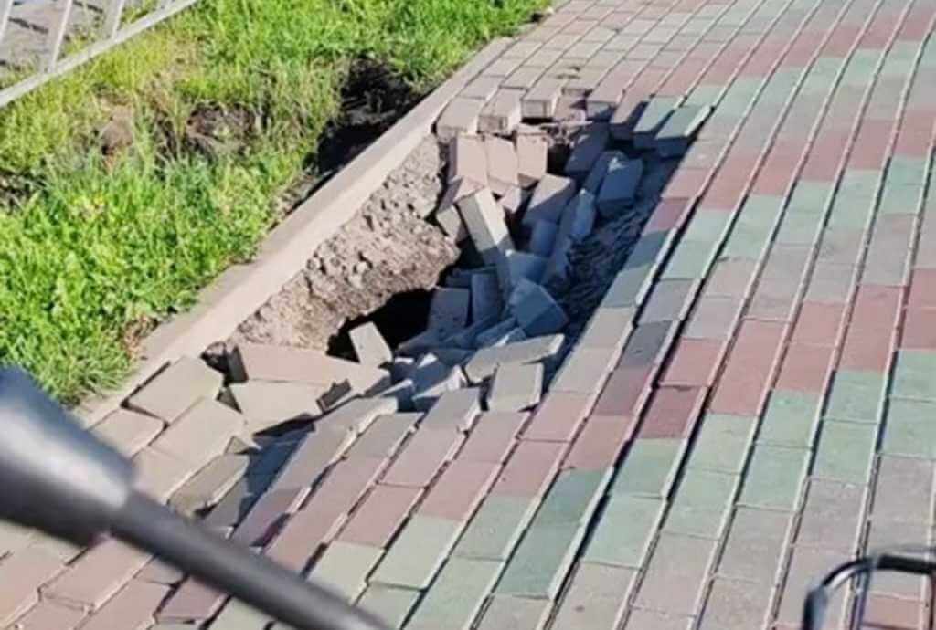 Могилевчанин показал в TikTok яму на тротуаре возле кольца мясокомбината — ее уже ремонтируют