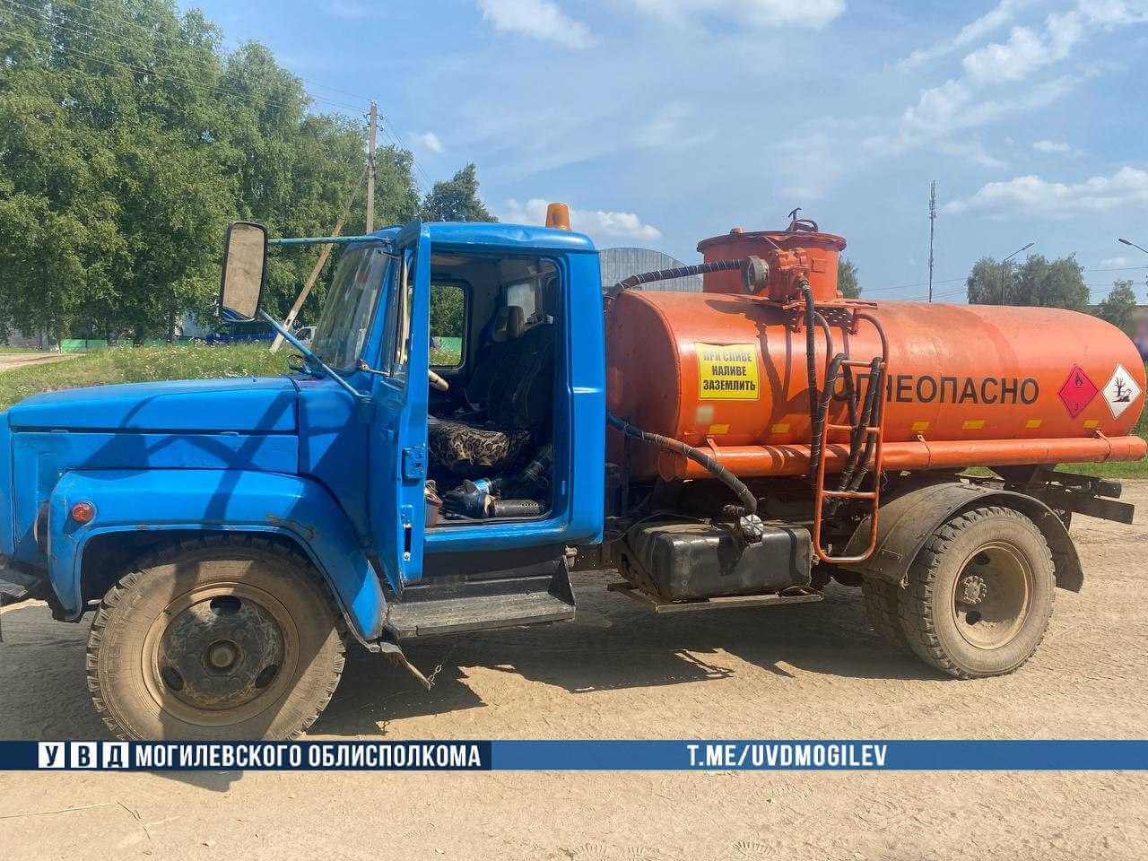 На Могилевщине водитель бензовоза продавал топливо, предназначенное для сельхозтехники
