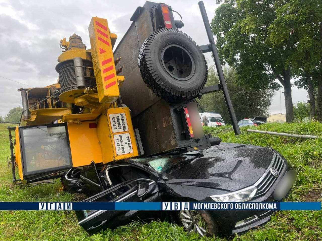 На Могилевщине автокран наехал на легковой автомобиль: один человек в больнице